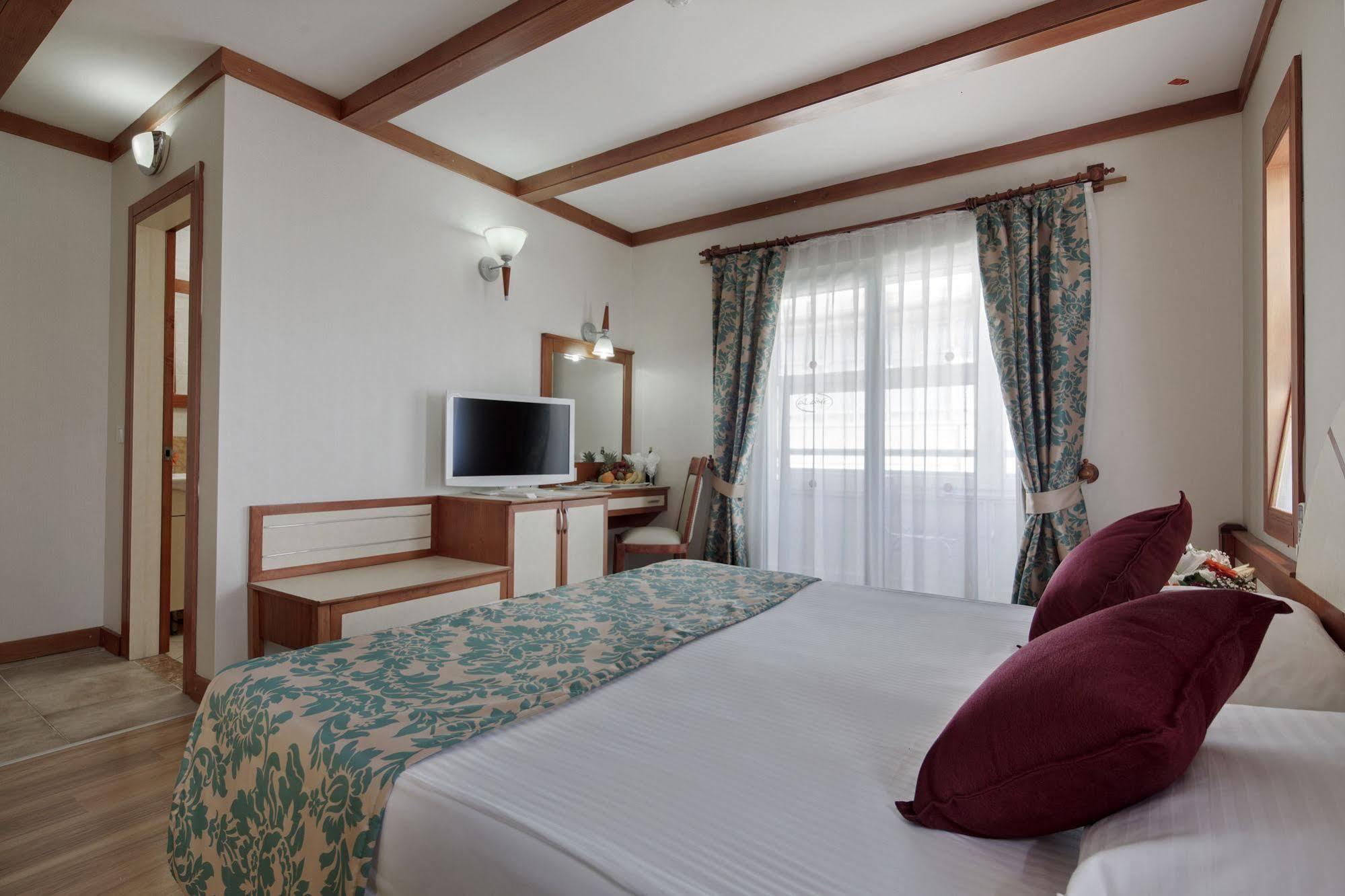Alaiye Kleopatra Otel 4*